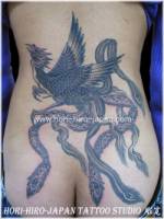 Tatuaje de un ave fénix en la espalda y culo de una mujer