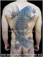 Tatuaje de carpa gigante en la espalda