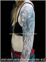 Tatuaje de un ave fénix en blanco y negro. Tatuaje en una mujer