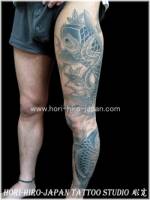 Tatuaje de carpas remontando la pierna entre ojas otoñales
