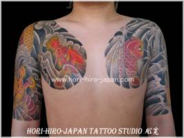 Tatuaje japonés de dragones y carpas