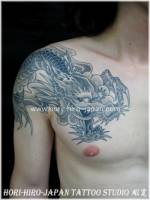 Tatuaje de un dragon que va hacia el pecho