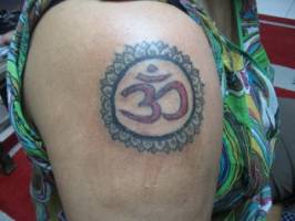 Tatuaje de la flor de loto con un om dentro
