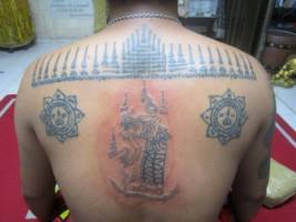Tatuajes Sak Yant en la espalda