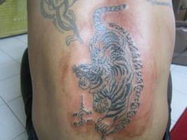 Tatuaje Sak Yant de un tigre tailandés