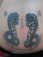 Tatuaje Sak Yant de cobras 