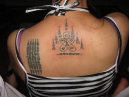 Tatuajes Sak Yant en la espalda