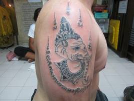 Tatuaje de Ganesha hecho con bambú