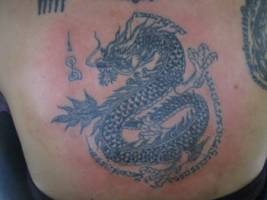 Tatuaje de un dragón hecho con bambú