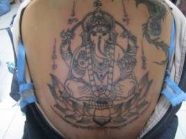 Tatuaje de Ganesha en la espalda