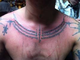 Tatuaje Sak Yant rodeando el cuello