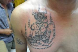 Tatuaje Sak Yant de un hombre con cabeza de tigre