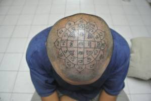 Tatuaje Sak Yant en la cabeza