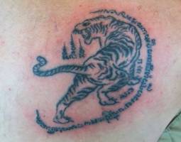 Tatuaje de un tigre hecho con bambú