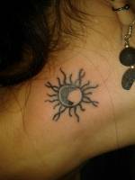 Tatuaje de un sol con una luna dentro