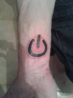Tatuaje del simbolo de apagar
