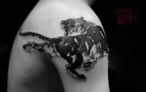 Tatuaje de un tigre dibujado con pincel