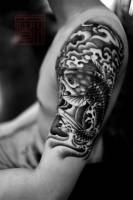 Tatuaje de una carpa en Blanco y Negro en el brazo