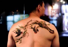 Tatuajes de pájaros entre bambú con trazo de pincel