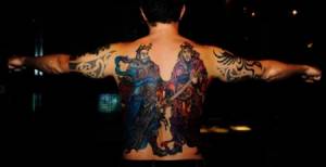 Tatuaje de unos guerreros chinos en la espalda