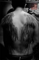 Tatuaje de unas grandes alas en la espalda