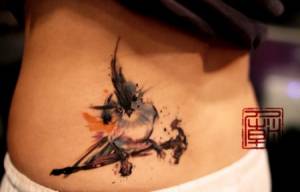 Tatuaje de un gorrión dibujado con pincel, con estilo chino