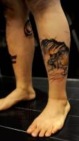 Tatuaje de un tigre dibujado a pincel en la pierna