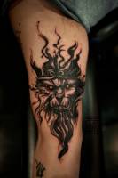 Tatuaje de un monstruo con corona