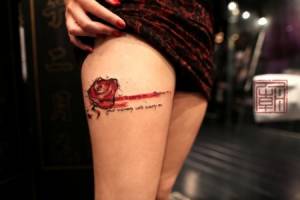 Tatuaje de una rosa y una frase