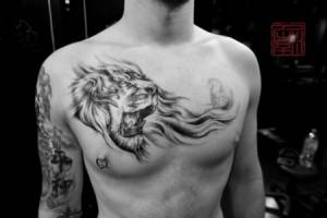 Tatuaje de un leon rugiendo al viento