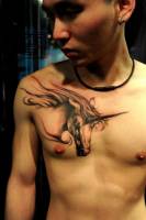 Tatuaje de un unicornio en el pecho