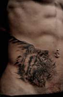 Tatuaje de un tigre en los abdominales