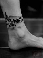Tatuaje de un skyline de una ciudad, dibujado a pincel