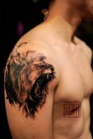 Tatuaje de un león rugiendo
