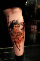 Tatuaje de Bruce Lee en la pierna
