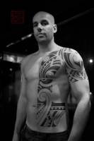 Tatuaje maori en medio cuerpo