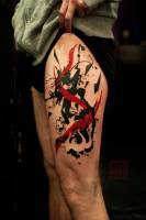 Tatuaje de manchas de pintura roja y negra en la pierna
