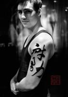 Tatuaje de unos kanjis escritos a pincel en el brazo