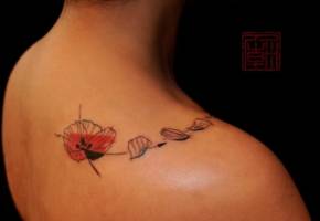 Tatuaje de una flor perdiendo sus pétalos