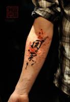 Tatuaje de kanjis escritos a pincel