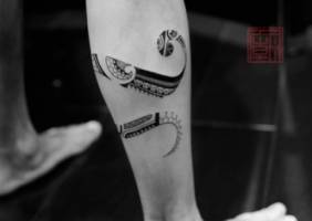 Pequeño tatuaje maorí en la pierna