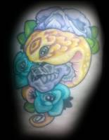 Tatuaje de una serpiente mordiendo unas rosas
