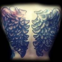 Tatuaje de unas alas en la espalda