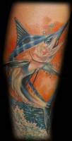 Tatuaje de un pez espada saliendo del agua