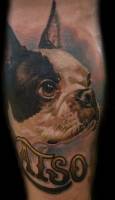 Tatuaje de la cabeza de un perro con su nombre debajo