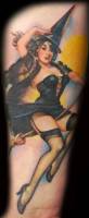Tatuaje de una sexy bruja, montada en la escoba