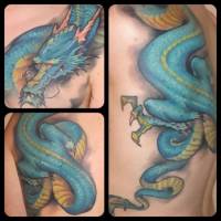 Tatuaje de un gran dragón subiendo por la espalda