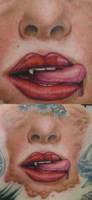 Tatuaje de una boca de una chica vampiro