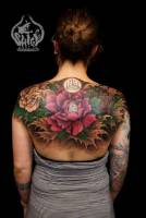 Tatuaje de flores en la espalda