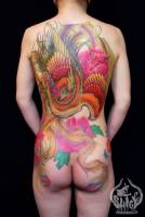 Tatuaje de un ave fénix en la espalda de una mujer